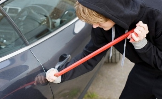 В началото на декември от автомобил паркиран на пазар Долни