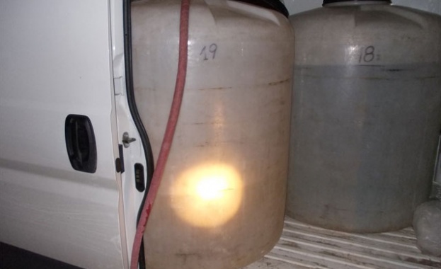 Митническите служители на отдел Акцизен оперативен контрол в ТД Митница