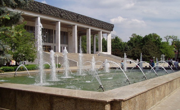 Един мъж беше задържан след като хвърлил две запалителни бомби