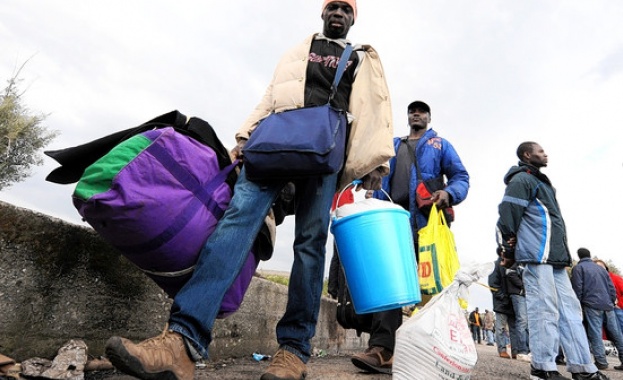 Имигранти зашиха устата си в знак на протест 