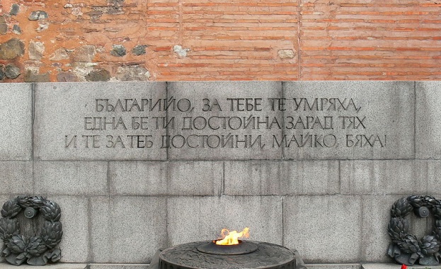 Издигнаха националния трибагреник пред Паметника на Незнайния воин