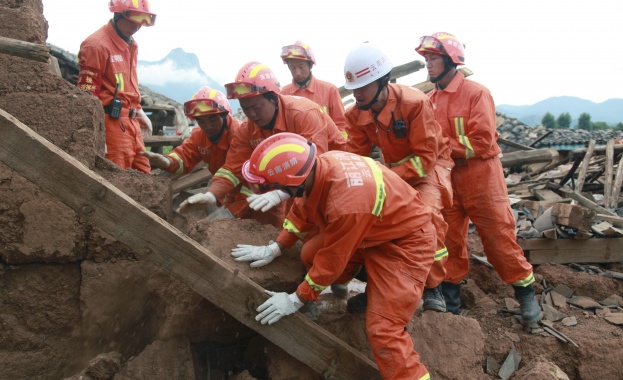 Свлачище уби десетки в Китай