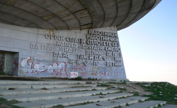 Борисов обеща да се погрижи за паметника на Бузлуджа