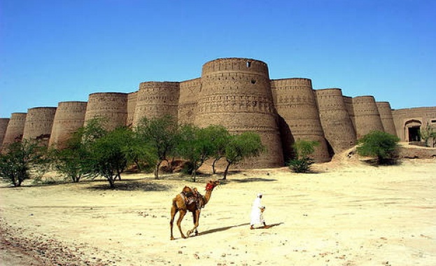 Пакистан забрани днес пътуванията по въздух за неваксинирани лица в