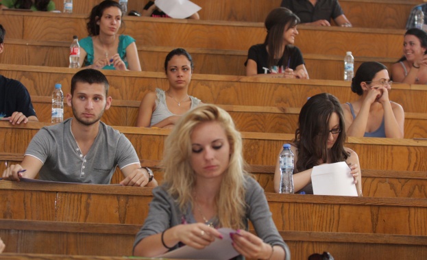 Младите избират да учат за лесна диплома	