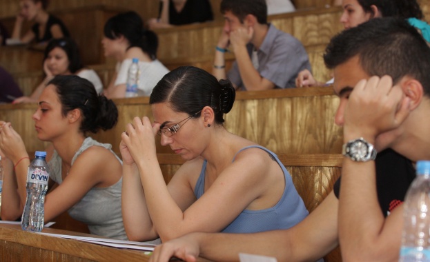 Кандидатстудентски изпити по журналистика и химия в СУ