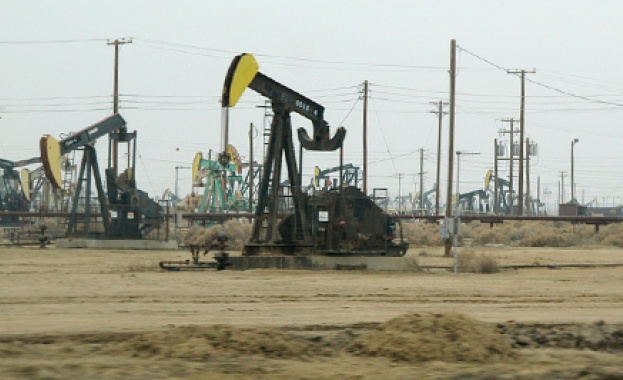 ОПЕК намалява производството на нефт 