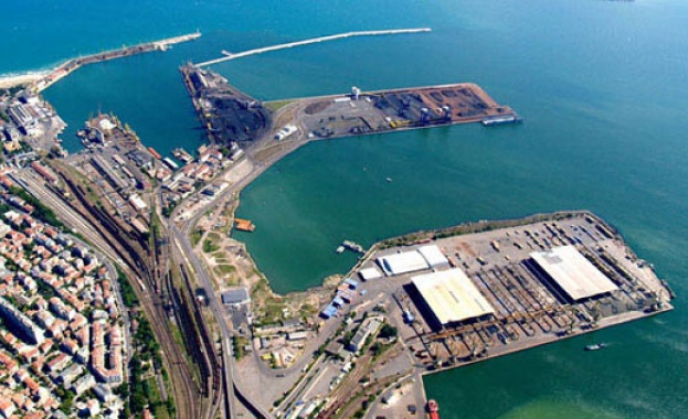 Пристанище Варна е затворено за маневриране на ненатоварени кораби