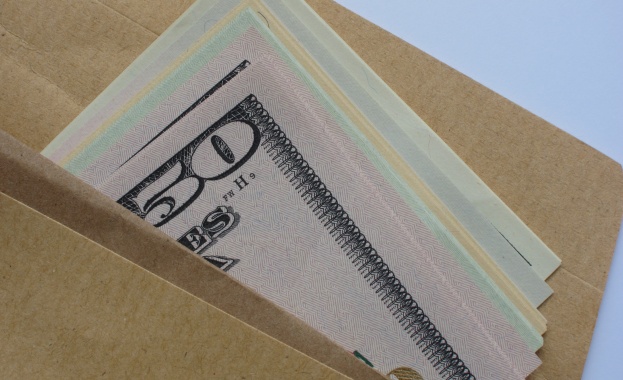 България слиза надолу в класация за корупция в чужбина