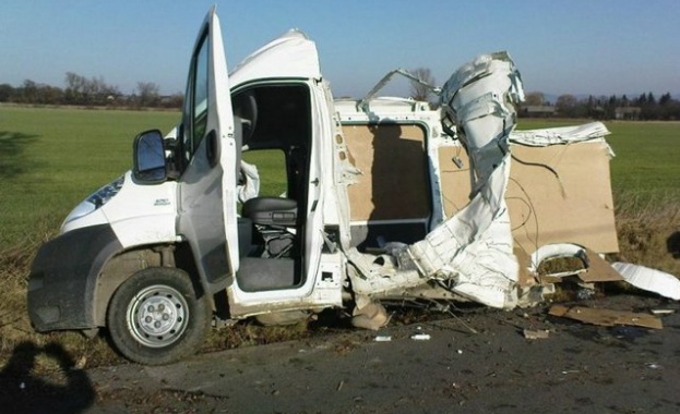 Микробус се е обърнал на 61 ия километър на магистрала Тракия