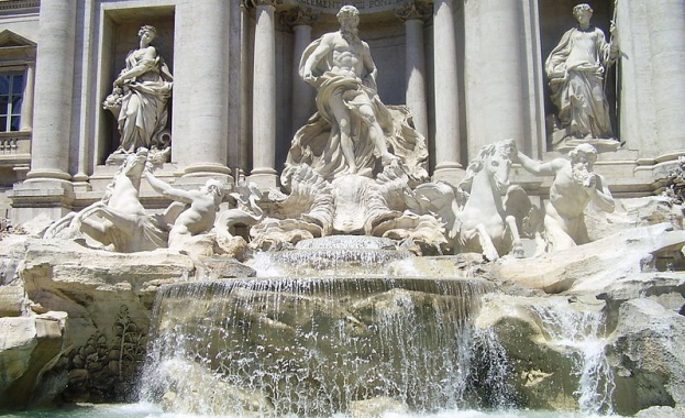 Кметът на Рим и църквата се скараха за стотинките, хвърляни във фонтана Треви