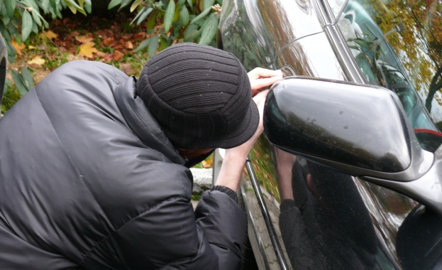 Нова мода: апаши отварят дограми с карта