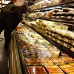 Цените на хранителните стоки на едро в страната продължават да спадат