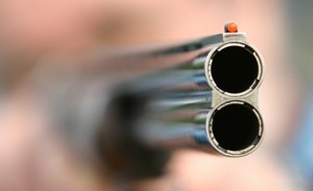 Мъж стреля по две сестри с ловна пушка