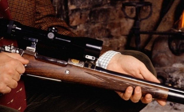 Шеф на цех плаши работници с пушка