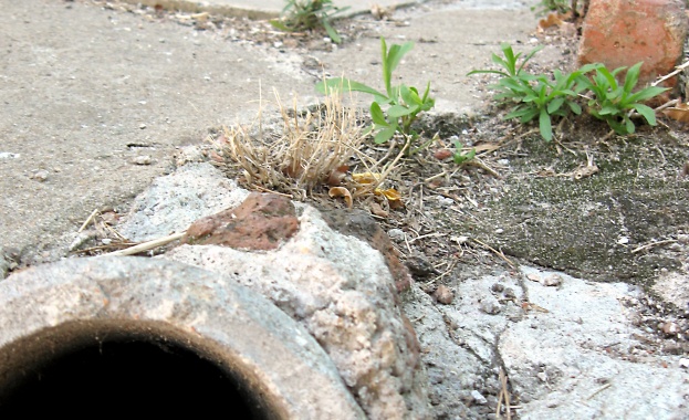 Абсурдният казус във вилна зона Бистрица където улица се залива