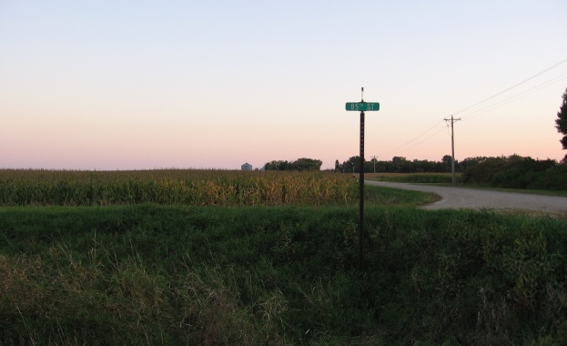 Кола се обърна на „Тракия", един човек е загинал 