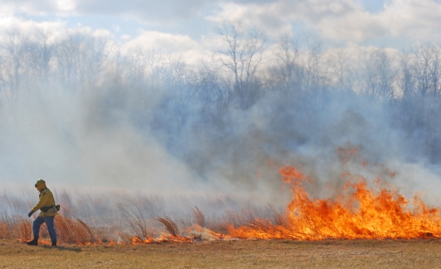 Все още не е овладян пожарът между селата Елшица и