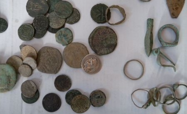 Разследващите са открили антични монети, украшения, фигурки, керамика и металотърсач.