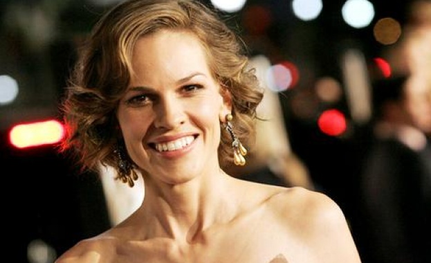 48-годишната Хилари Суонк ще става майка за първи път