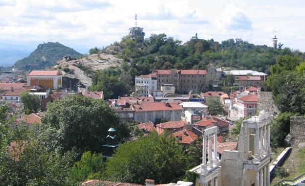 Над 100 доброволци и повече от 50 души административен персонал