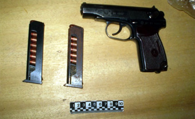 Мъж стреля по деца в Дупница, задържаха го с куп незаконно оръжие