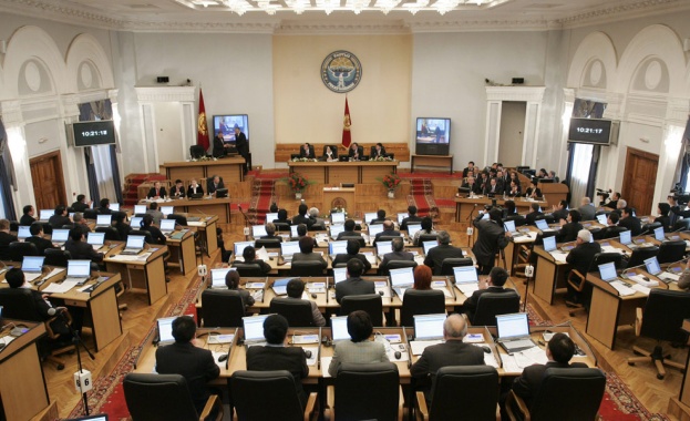 Президентът на Киргизстан Сооронбай Жеенбеков подписа указ с който освободи