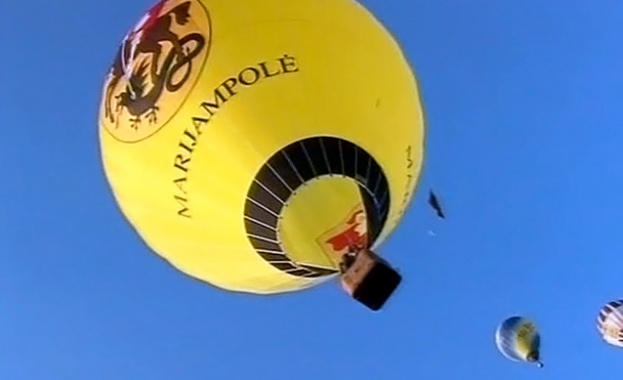 Туристи с балон се заклещили в скали в Родопите 