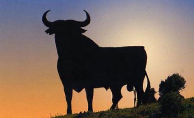 Бик прати в болница трима души, възрастна жена е с опасност за живота