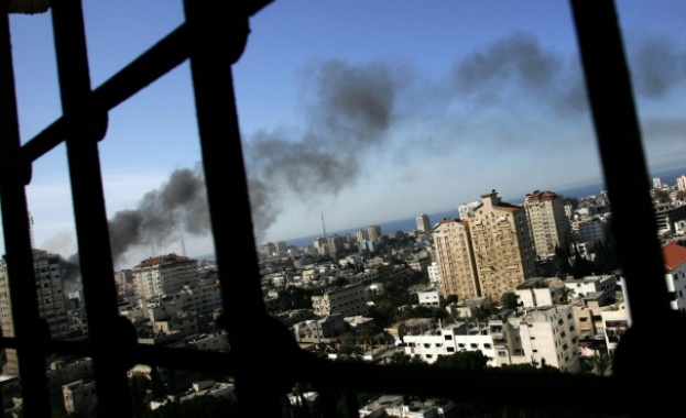 Израел бомбардира сградата на телевизията в Ивицата Газа