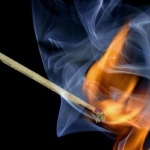  ​Мъж загаси 62 кибритени клечки с език за една минута 