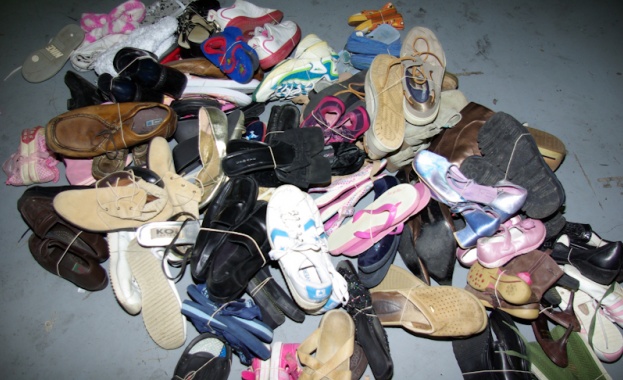 Подреждат 400 чифта обувки пред вътрешното министерство в Румъния