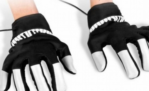 Студент изобрети ръкавици, които превръщат движенията в текст и реч