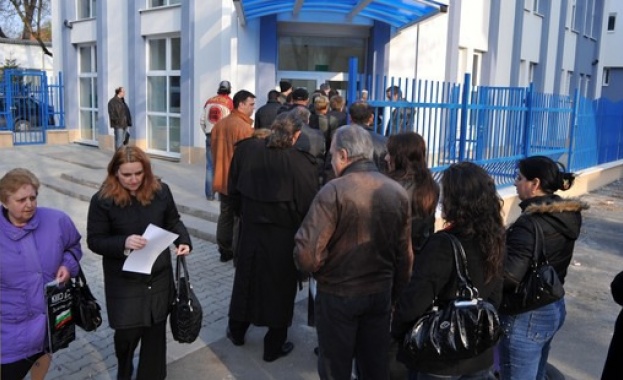 Опашки пред социалните служби в Пловдив за безплатни винетки за инвалиди