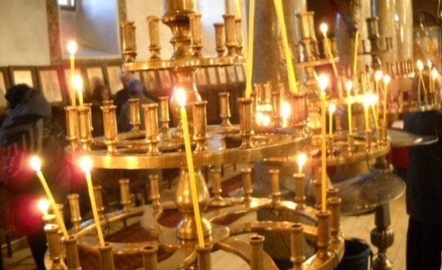 Поскъпват свещите в храмовете