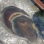 Вярващи и миряни се поклоанят и молят пред иконата на Божията майка