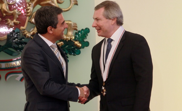 Помните ли посланика, сдружил се с чалгаджийки?