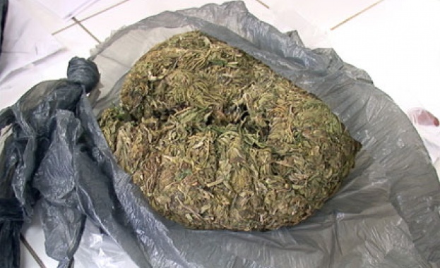 Полицията предотврати сделка с наркотици в двора на болницата в