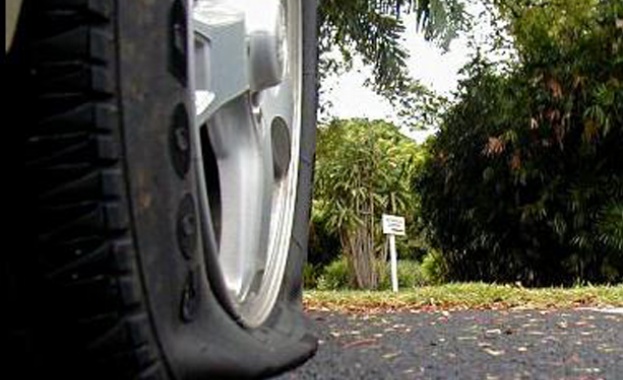 Счупиха чистачките и нарязаха четирите гуми на кола в столичния квартал