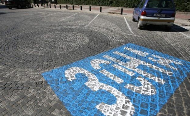 Синя зона за паркиране на автомобили влиза в сила в центъра на Варна