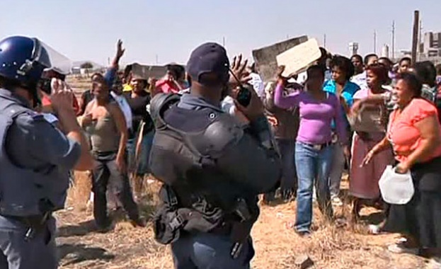 Загиналите при размириците в Южноафриканската република вече са 212 съобщава