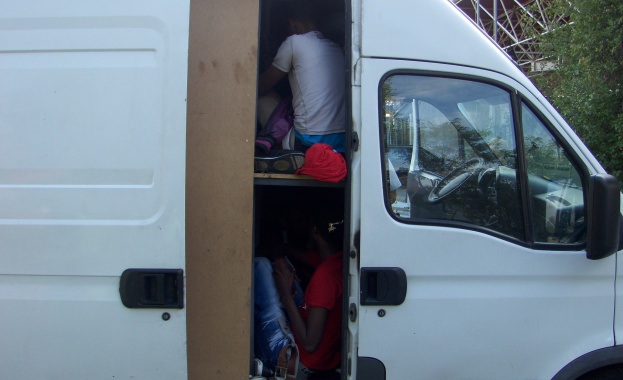 Заловиха двама трафиканти и 47 мигранти в Пловдив