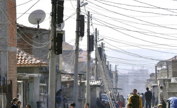 Паднал бетонен електрически стълб блокира движението на пътя от София