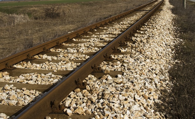 Откриха и трупа на майката на блъснатото от влак детенце