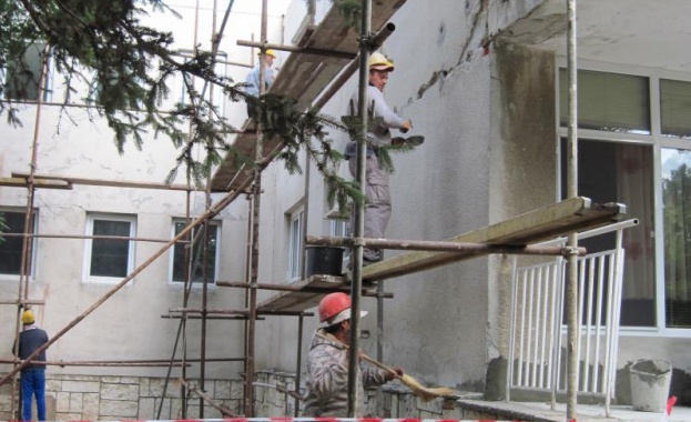 Млад работник почитана при падане от скеле в Бургас