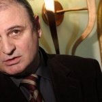 Балонът се надува. Надувайте, момчета, да стане на парчета 