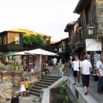 Полицаи пазят туристите от джебчии, проститутки и шума нощем