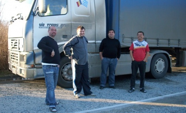 Заловиха тираджия да прекарва нелегално 55 мигранти през страната Вчера