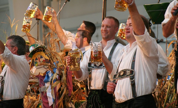 Прочутият германски фестивал Октоберфест бе тържествено открит в Мюнхен предаде