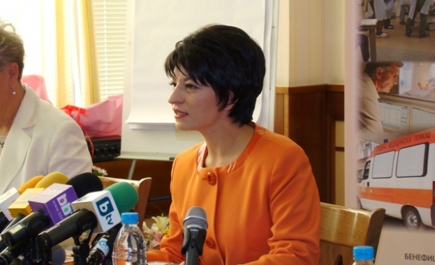 Мъжът на Десислава Атанасова ремонтирал училището на Веско Маринов в Полски Тръмбеш